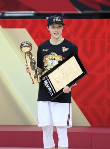 mk体育官网-FMVP归属胡明轩 不知疲倦的他，就是广东队的缩影